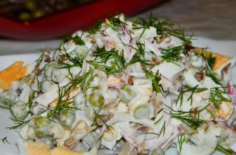 Рецепт приготовления вкусного Салата из свиных ушек с зеленым горошком
