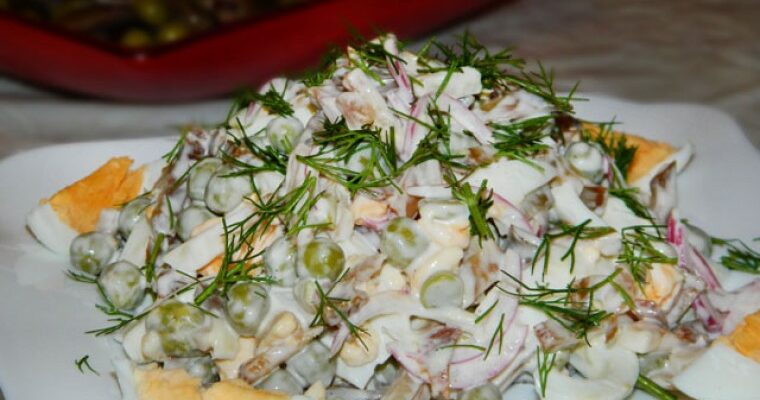 Рецепт приготовления вкусного Салата из свиных ушек с зеленым горошком